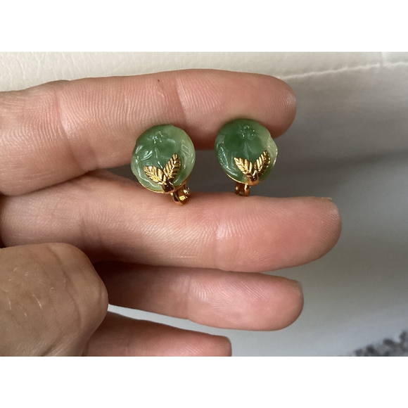 Crown TRIFARI Carved Green Lucite Pendant Necklace & Clip On Earrings Vintage - Picture 6 of 14